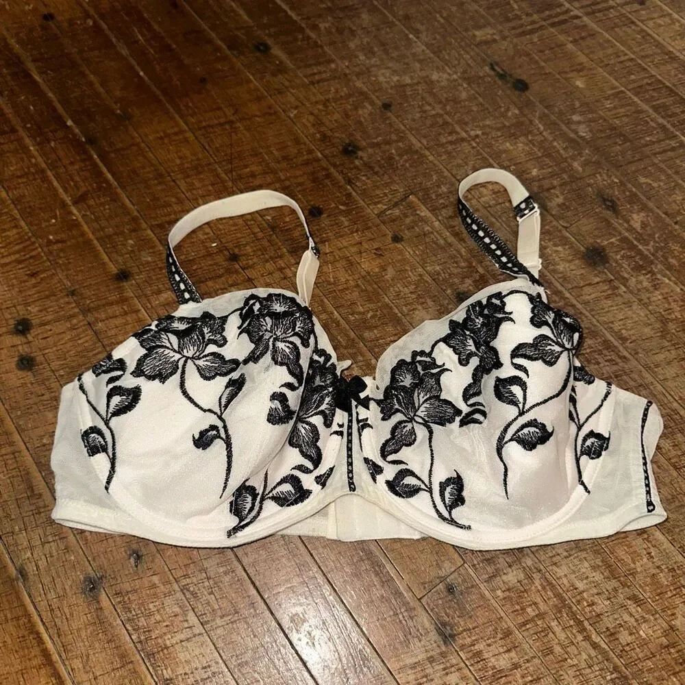 Cacique monochrome 40D lightly lined Lacy full figure bra